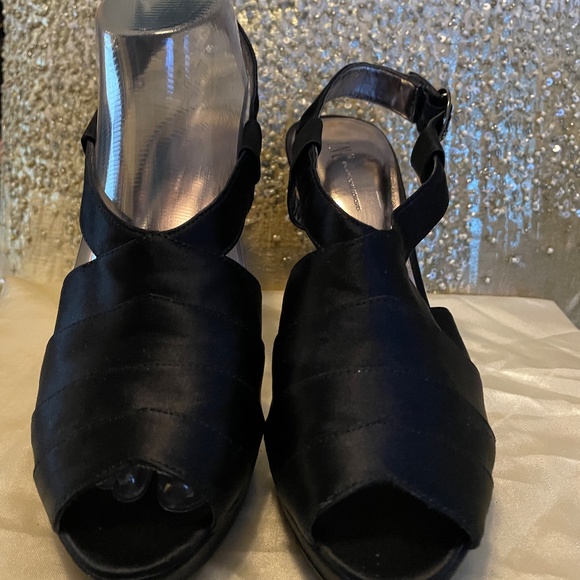 Like new! Macy's International Satin Black 4 inch Heels size 7.5 - Picture 7 of 13
